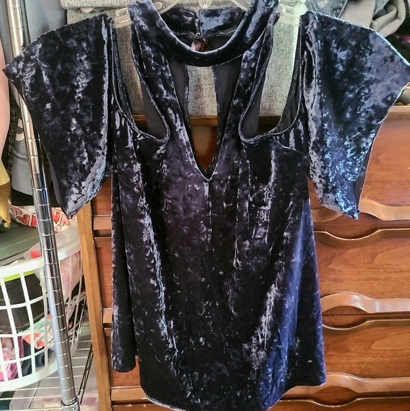 BOGO FREE AMERICAN EAGLE Velvet Navy Cold Shoulder Top with Raw Hemline sleeves - Picture 1 of 6
